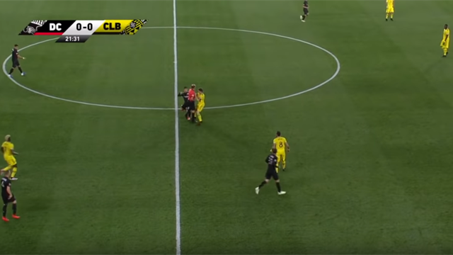 Incredibile in MLS: l'arbitro annulla un gol con la VAR per un suo fallo