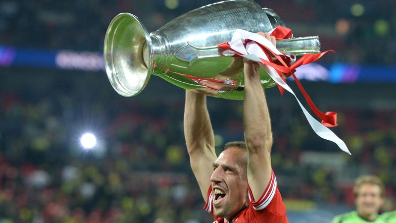 Franck Ribéry avec le trophée de la Ligue des champions remportée par le Bayern Munich en 2013.