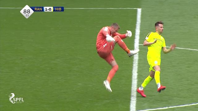 McGregor tira un calcio a un avversario e finge d'infortunarsi, ma l'arbitro non abbocca: espulso! McGregor tira un calcio a un avversario e finge d'infortunarsi, ma l'arbitro non abbocca: espulso!