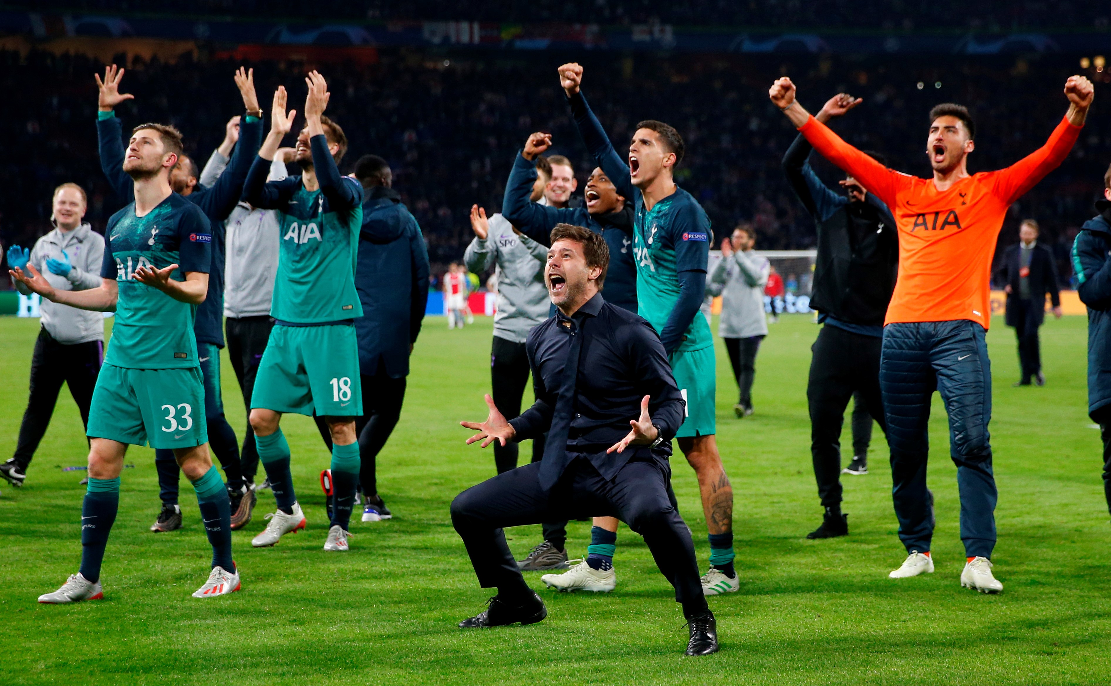 Tottenham manager Mauricio Pochettino, Ben Davies, Fernando Llorente and Erik Lamela celebrate after the match