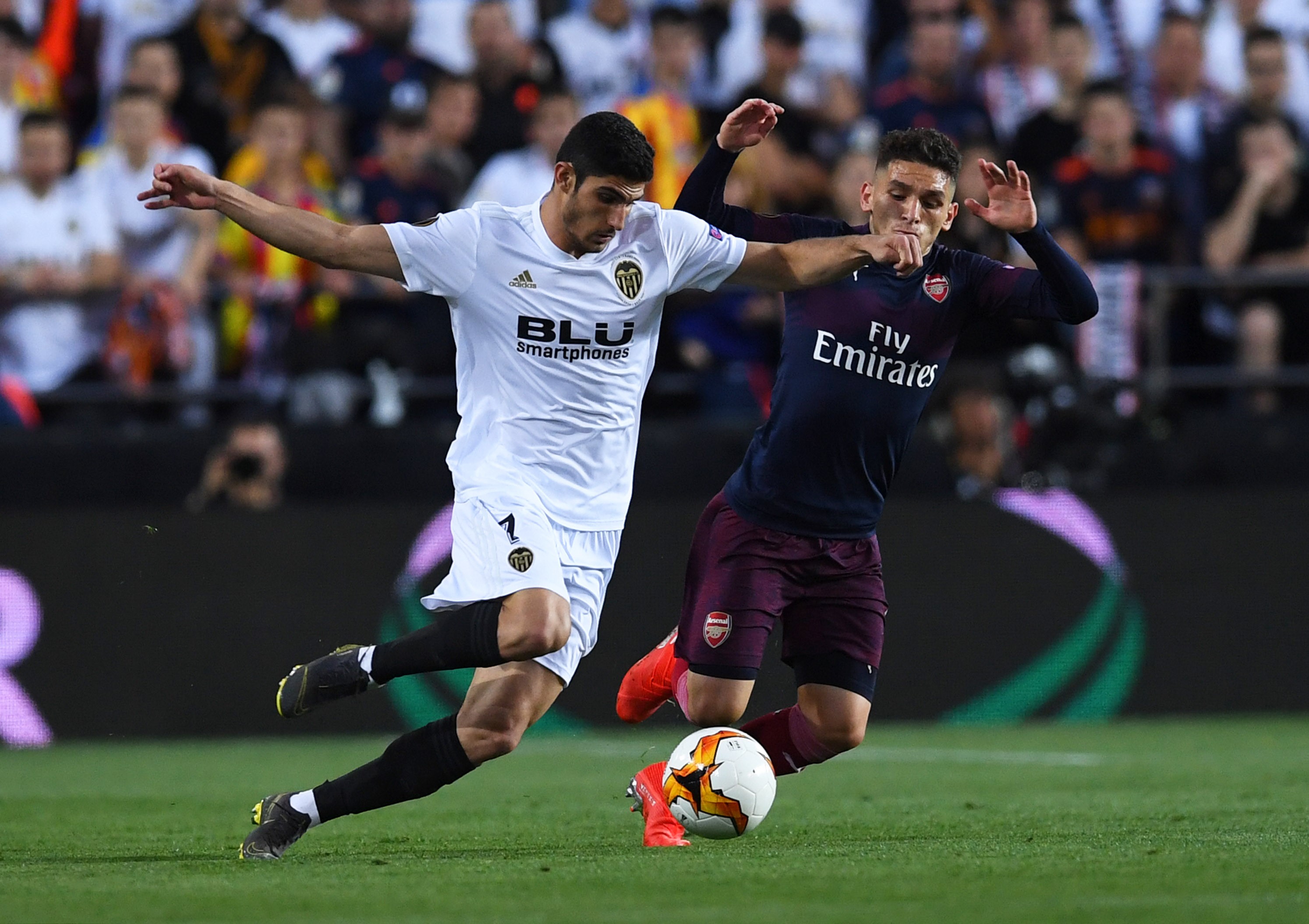 Gonçalo Guedes au duel avec Lucas Torreira lors lors de Valence-Arsenal en demi-finale retour de Ligue Europa