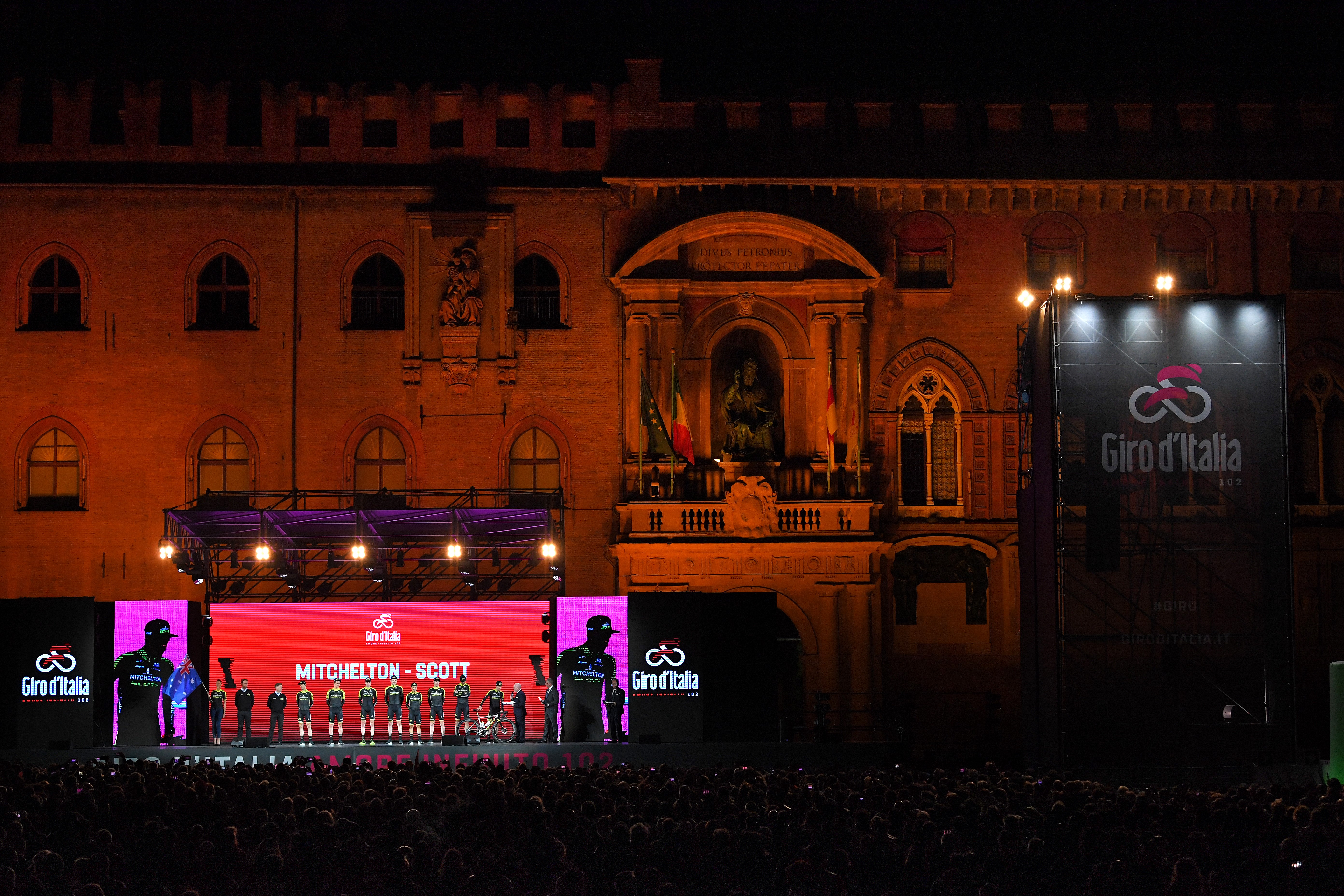 La présentation de la formation Mitchelton-Scott de Simon Yates à Bologne / Giro 2019