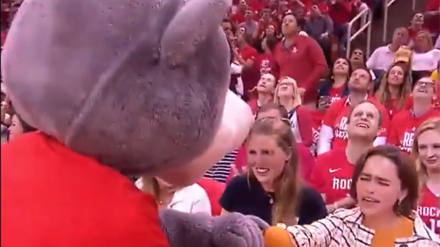 La mascota de Houston Rockets se rinde ante una actriz de Juego de Tronos