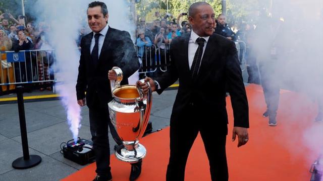Carmena recibe el trofeo de la 'Champions' de manos de Futre y Roberto Carlos