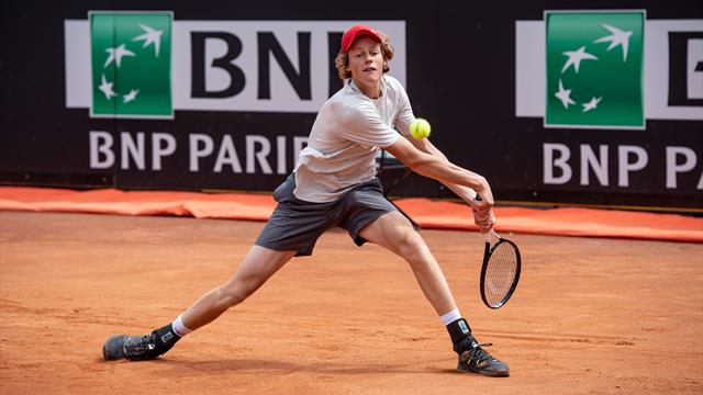 Niente da fare per Jannik Sinner: l'azzurro eliminato al secondo turno da Tsitsipas