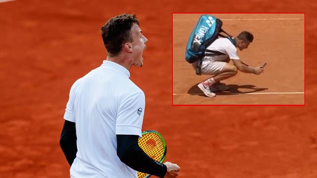 Lo nunca visto en tenis: Dan buena una bola al rival, saca su móvil, la fotografía y la comparte