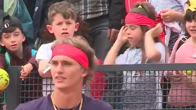 Klasse Aktion von Zverev: Stirnband für kleinen Fan als Trost