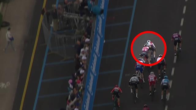 Viviani retrocesso, vittoria annullata: ecco il momento in cui taglia la strada a Moschetti Viviani retrocesso, vittoria annullata: ecco il momento in cui taglia la strada a Moschetti