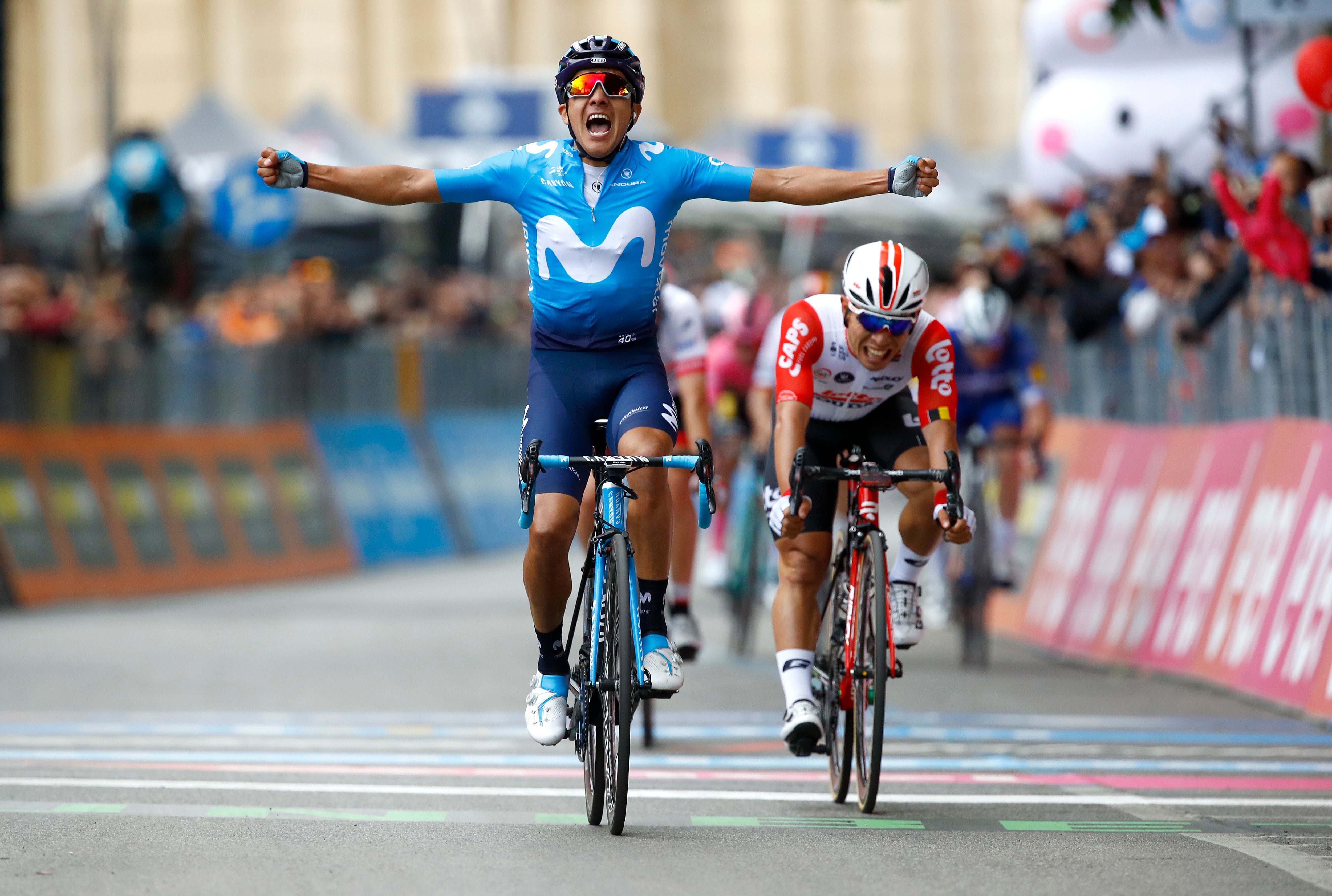 Richard Carapaz, Giro 2019 4. etabında galibiyete ulaşıyor.