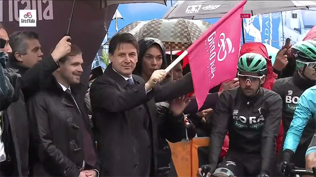 Il Premier Conte abbassa la bandierina, da Frascati parte la 5a tappa del Giro Il Premier Conte abbassa la bandierina, da Frascati parte la 5a tappa del Giro