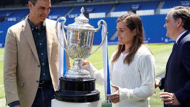 Pedro Sánchez visita el entrenamiento de las campeonas de la Copa de la Reina