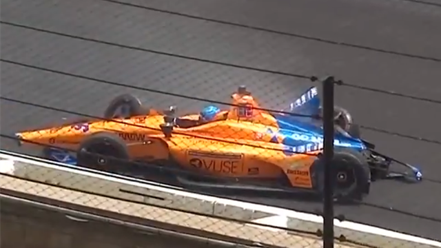 🏎️💥 Fernando Alonso sale ileso de un fuerte accidente en los libres 2 de Indianápolis