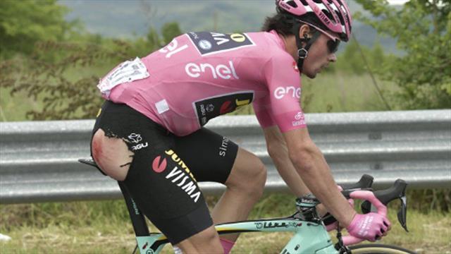 😱 Roglic, líder del Giro, sufre una dura caída en el arranque de la 6ª etapa, pero sigue en carrera