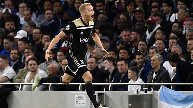 El Ajax estudia mejorar los contratos de Van de Beek y Erik ten Hag