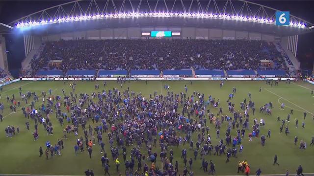 Wigan i ekstase efter FA Cup-sensation: Her invaderer fans banen Wigan i ekstase efter FA Cup-sensation: Her invaderer fans banen