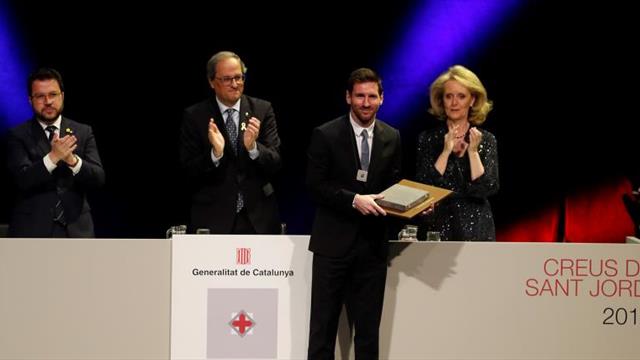 Leo Messi recibe la Cruz de Sant Jordi por su "humildad y honestidad"