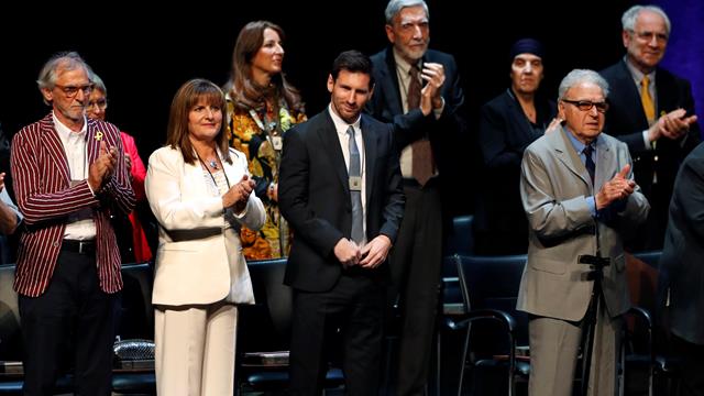 Leo Messi recibe la Creu de Sant Jordi por su "humildad y honestidad" Leo Messi recibe la Creu de Sant Jordi por su "humildad y honestidad"
