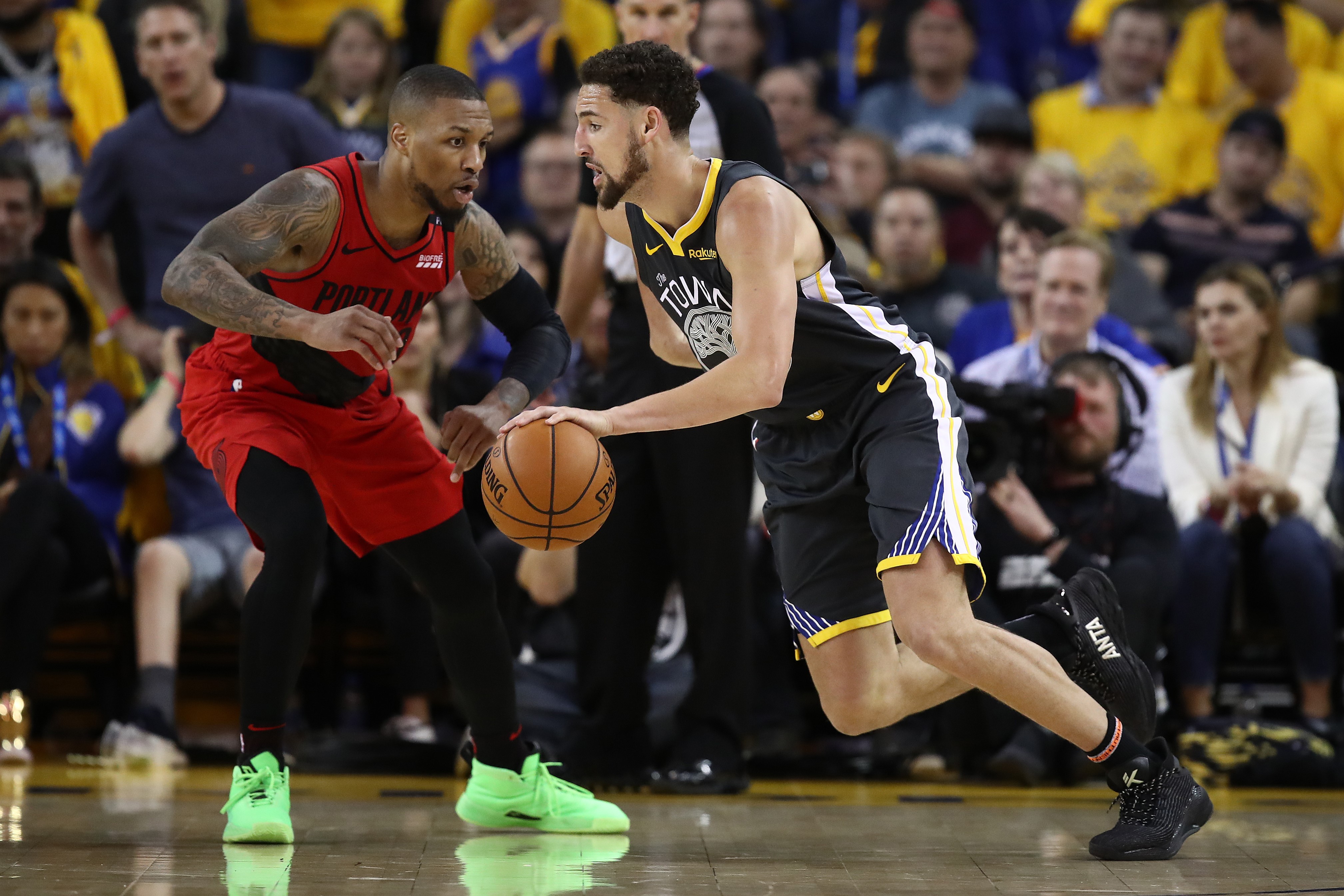 Klay Thompson face à Damian Lillard lors de Golden State - Portland Trail lors du match 2 finale de Conference Ouest NBA le 16 mai 2019