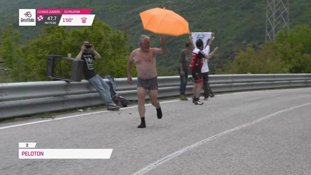 Strana 'invasione di campo' al Giro d'Italia: un tifoso saluta così il gruppo maglia rosa Strana 'invasione di campo' al Giro d'Italia: un tifoso saluta così il gruppo maglia rosa