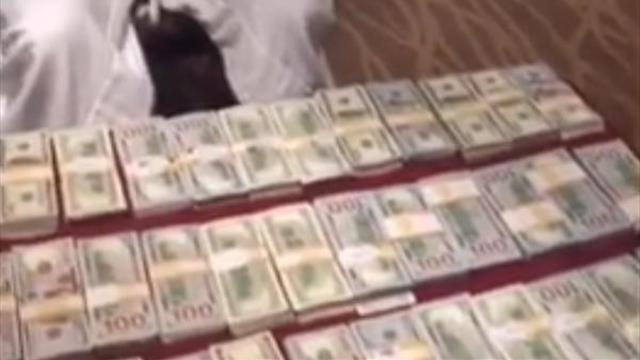 Мэйуэзер разложил на столе 1 млн долларов наличкой и залип перед ним в телефоне