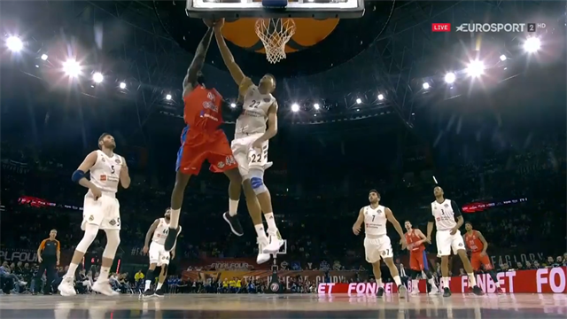 Inizio da urlo per Tavares! Tre stoppate e il CSKA è respinto Inizio da urlo per Tavares! Tre stoppate e il CSKA è respinto