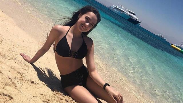 Перед 17-летием Загитова показала на пляже черный купальник и длинные ножки