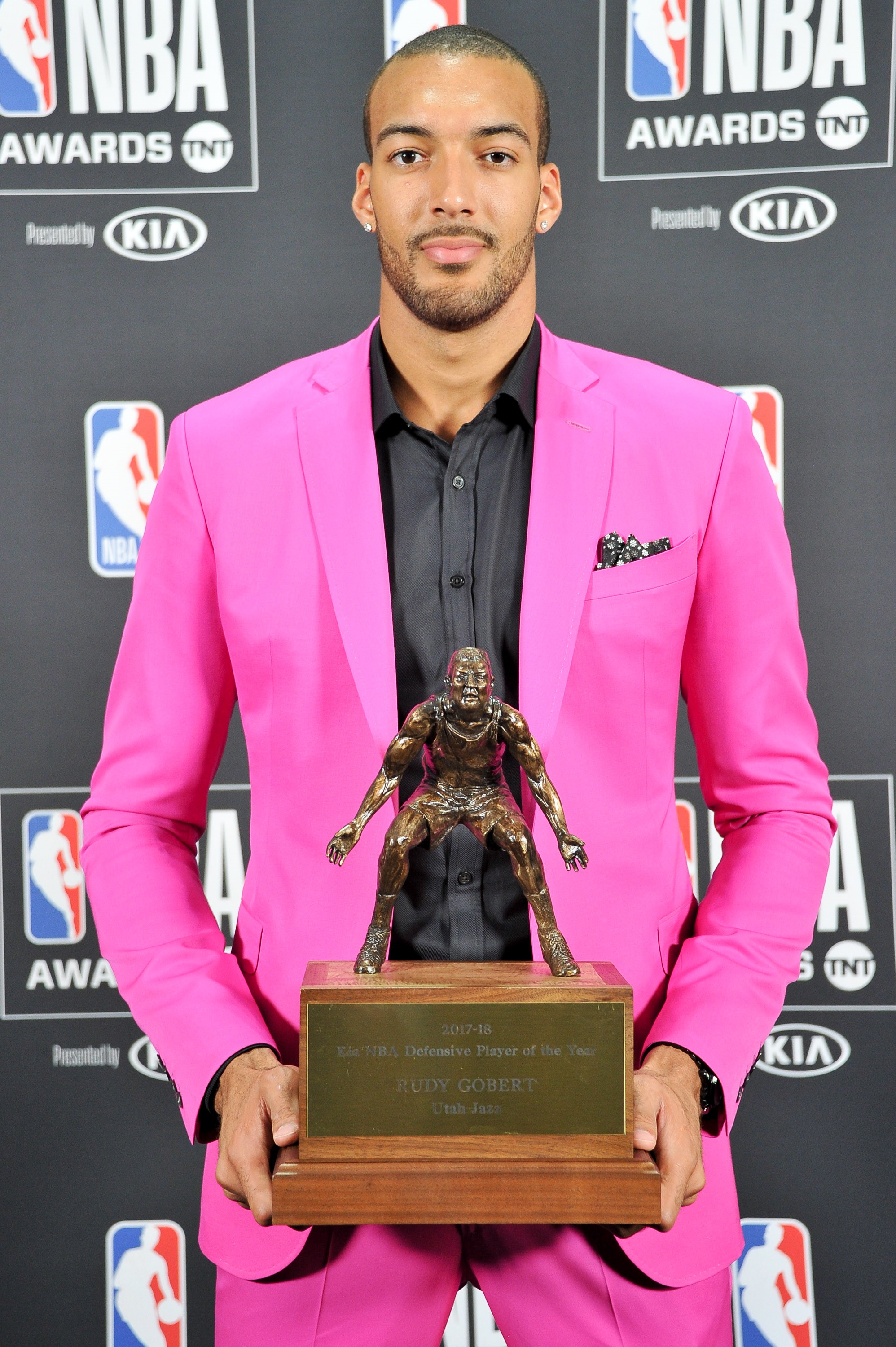 Rudy Gobert et son trophée de défenseur de l'année décerné lors des NBA awards, le 25 juin 2018 à Santa Monica.