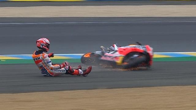 Marc Marquez glijdt onderuit in vrije training Marc Marquez glijdt onderuit in vrije training