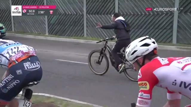 Giro de Italia 2019: ¡Mira, mamá, sin manos! Un aficionado iguala al pelotón con una bici eléctrica Giro de Italia 2019: ¡Mira, mamá, sin manos! Un aficionado iguala al pelotón con una bici eléctrica