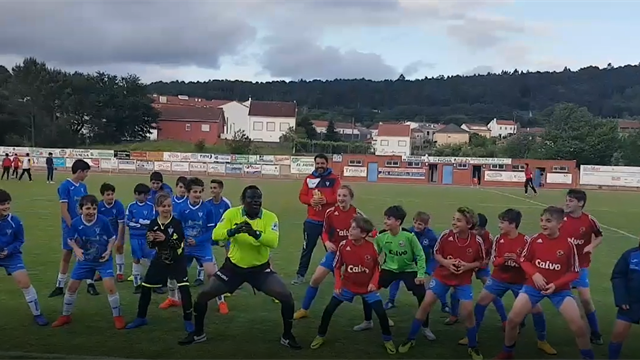 El peculiar baile de un árbitro para que los niños comprendan que lo importante es pasarselo bien El peculiar baile de un árbitro para que los niños comprendan que lo importante es pasarselo bien
