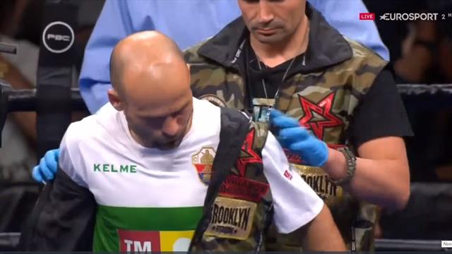 La subida al ring de Kiko Martínez con su característica camiseta del Elche La subida al ring de Kiko Martínez con su característica camiseta del Elche