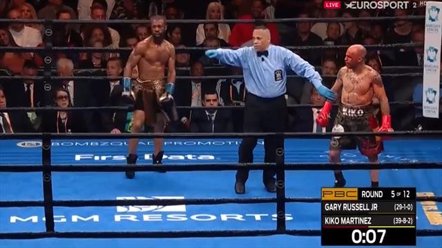 El árbitro para el combate tras el sangrado abundante de Kiko Martínez El árbitro para el combate tras el sangrado abundante de Kiko Martínez