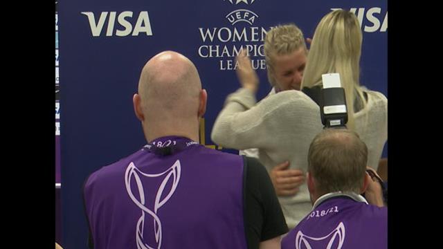 Trophée de joueuse du match : Quand Hegerberg l'a reçu, ce n'était pas elle la plus émue Trophée de joueuse du match : Quand Hegerberg l'a reçu, ce n'était pas elle la plus émue