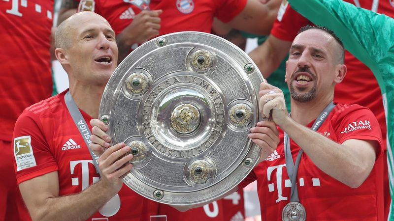 Arjen Robben et Franck Ribéry (Bayern Munich) avec le trophée de champion d'Allemagne 2019