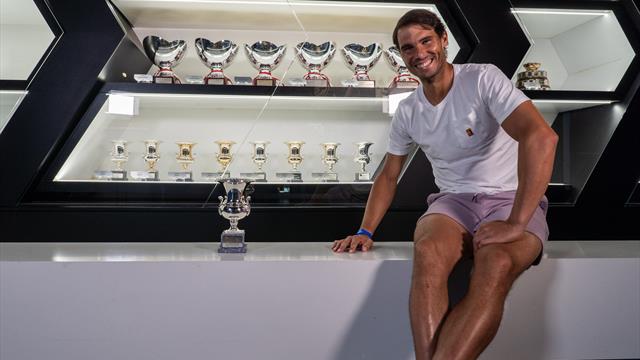 Nadal coloca su noveno trofeo de Roma junto al resto en el Rafa Nadal Museum Xperience Nadal coloca su noveno trofeo de Roma junto al resto en el Rafa Nadal Museum Xperience
