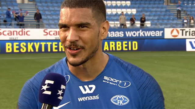 Toppscorer Ohi hyllet kona og nyfødt sønn etter hat tricket Toppscorer Ohi hyllet kona og nyfødt sønn etter hat tricket