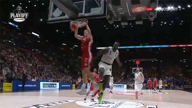 Kaleb Tarczewski vola, inchioda a due mani e si porta a casa il ferro del Forum Kaleb Tarczewski vola, inchioda a due mani e si porta a casa il ferro del Forum