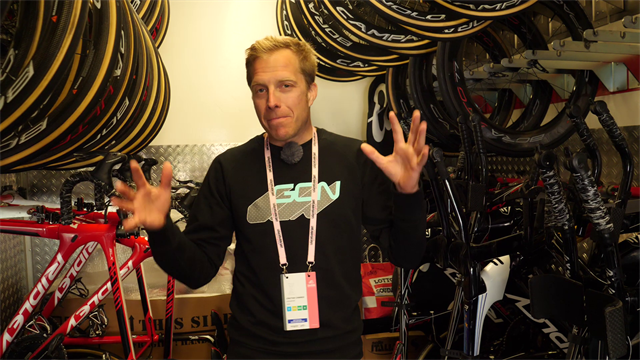 Descubre el interior de un camión de un equipo ciclista, con todas sus bicis y material Descubre el interior de un camión de un equipo ciclista, con todas sus bicis y material