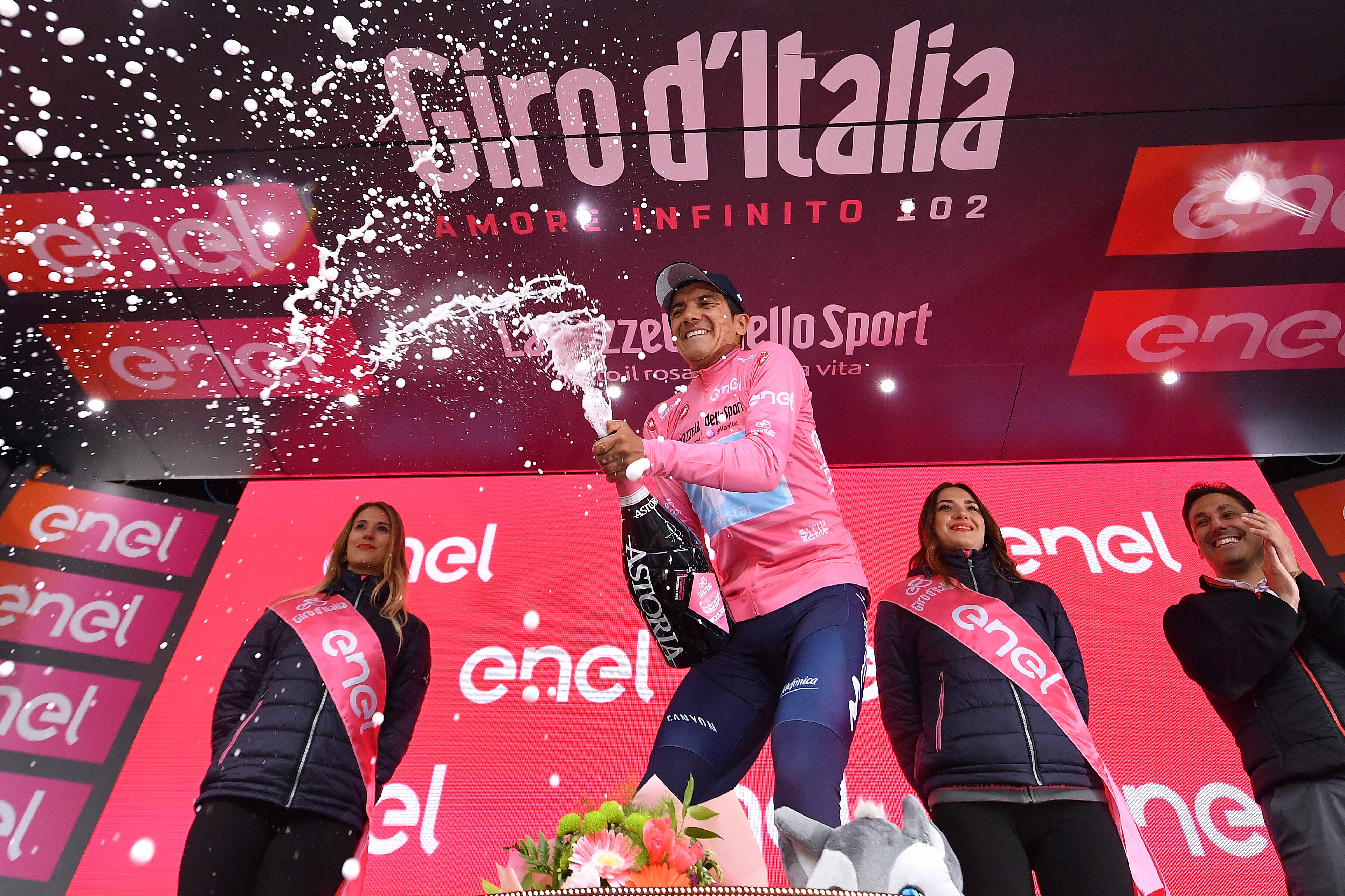 Richard Carapaz sur le podium protocolaire de la 14e étape du Giro