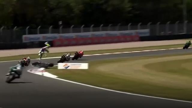 Durch die Luft katapultiert: Böser Crash bei British Superbike Durch die Luft katapultiert: Böser Crash bei British Superbike