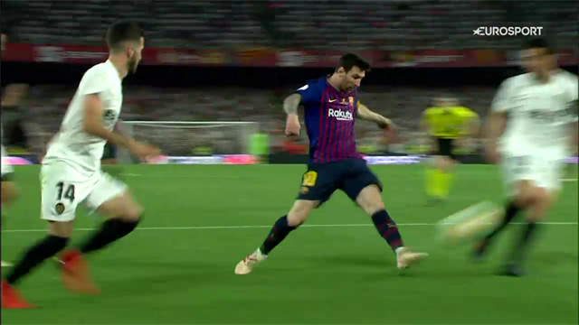 Messi, azione clamorosa contro il Valencia: solo il palo gli dice di "no" Messi, azione clamorosa contro il Valencia: solo il palo gli dice di "no"