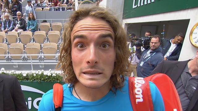 Tsitsipas, la boulette : une caméra cassée après sa signature Tsitsipas, la boulette : une caméra cassée après sa signature