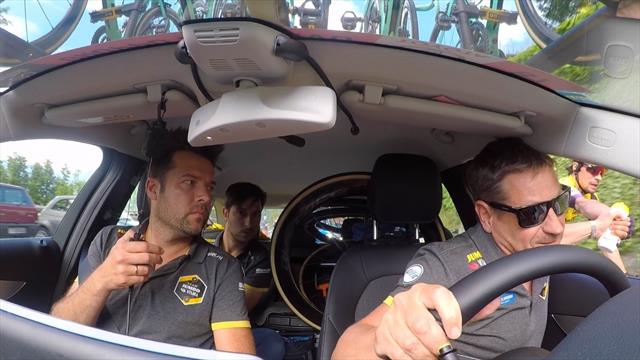 De fietswissel van Roglic - beelden van binnen de ploegwagen na de plaspauze De fietswissel van Roglic - beelden van binnen de ploegwagen na de plaspauze