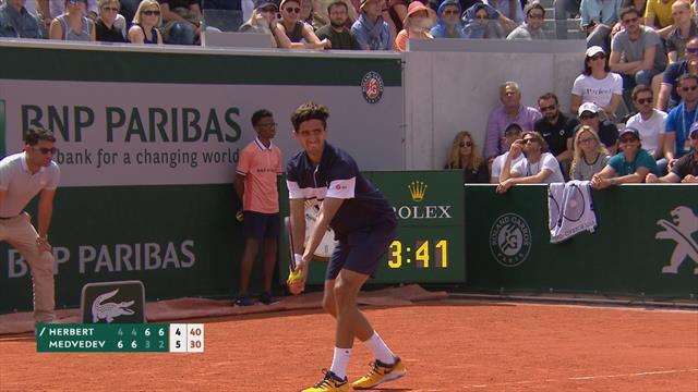 Un rallye dantesque et un passing parfait au bout : Herbert a mis le court 14 en fusion Un rallye dantesque et un passing parfait au bout : Herbert a mis le court 14 en fusion