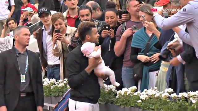 Des autographes, des selfies et... un bébé pour Tsonga après sa victoire Des autographes, des selfies et... un bébé pour Tsonga après sa victoire