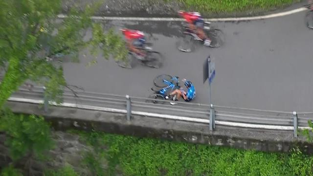 Pedrero finisce a terra nella discesa dell'Aprica: il corridore della Movistar rientra in gruppo Pedrero finisce a terra nella discesa dell'Aprica: il corridore della Movistar rientra in gruppo