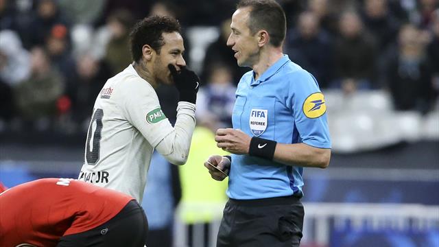 Derrien sur le bilan de la saison : "Le VAR a engendré de nouvelles polémiques" Derrien sur le bilan de la saison : "Le VAR a engendré de nouvelles polémiques"