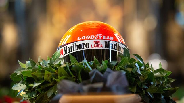 Niki Lauda, l'ultimo saluto: sulla bara il mitico casco rosso Niki Lauda, l'ultimo saluto: sulla bara il mitico casco rosso