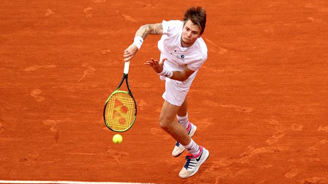 "Pourquoi personne n'ose le service à la cuillère ? Quand Rafa est 6m derrière la ligne…" "Pourquoi personne n'ose le service à la cuillère ? Quand Rafa est 6m derrière la ligne…"