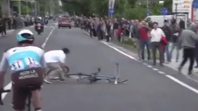 El extraño caso de un individuo que lanzó una bici al pelotón del Giro y casi acaba en accidente El extraño caso de un individuo que lanzó una bici al pelotón del Giro y casi acaba en accidente